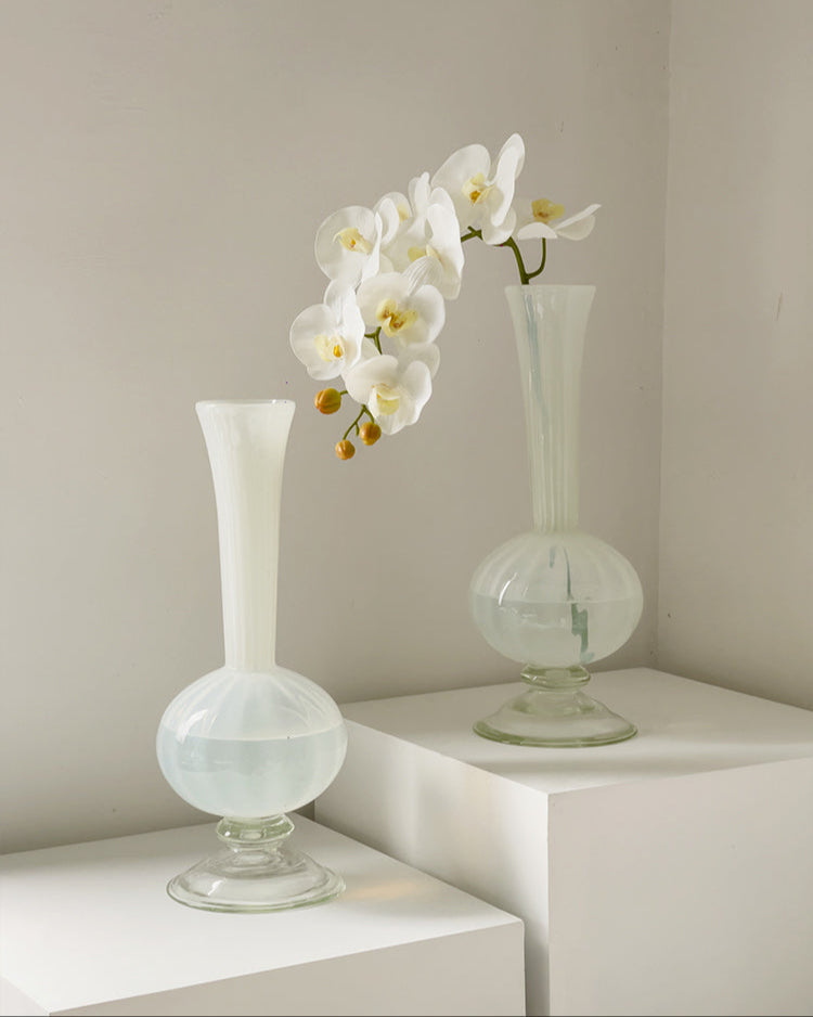 Jade Tall Vase décoratif avec des fleurs dans un intérieur lumineux
