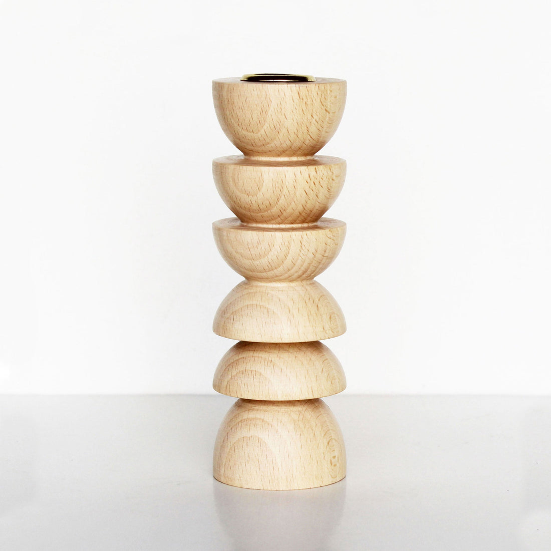 Bougeoir Totem en bois naturel posé dans une décoration intérieure élégante