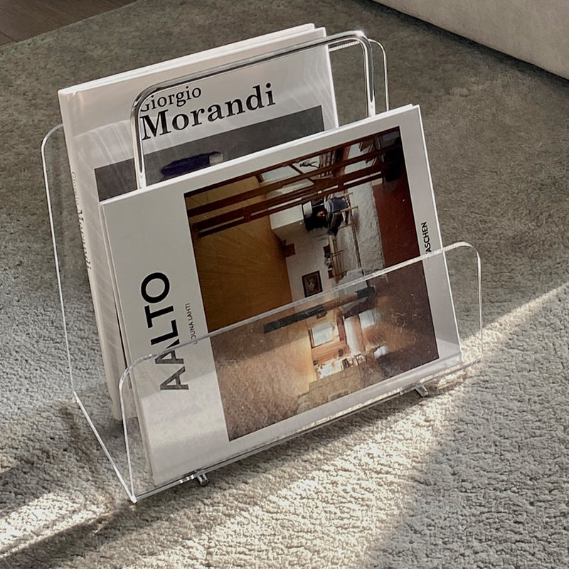 Support acrylique pour livres sur un bureau organisé et lumineux