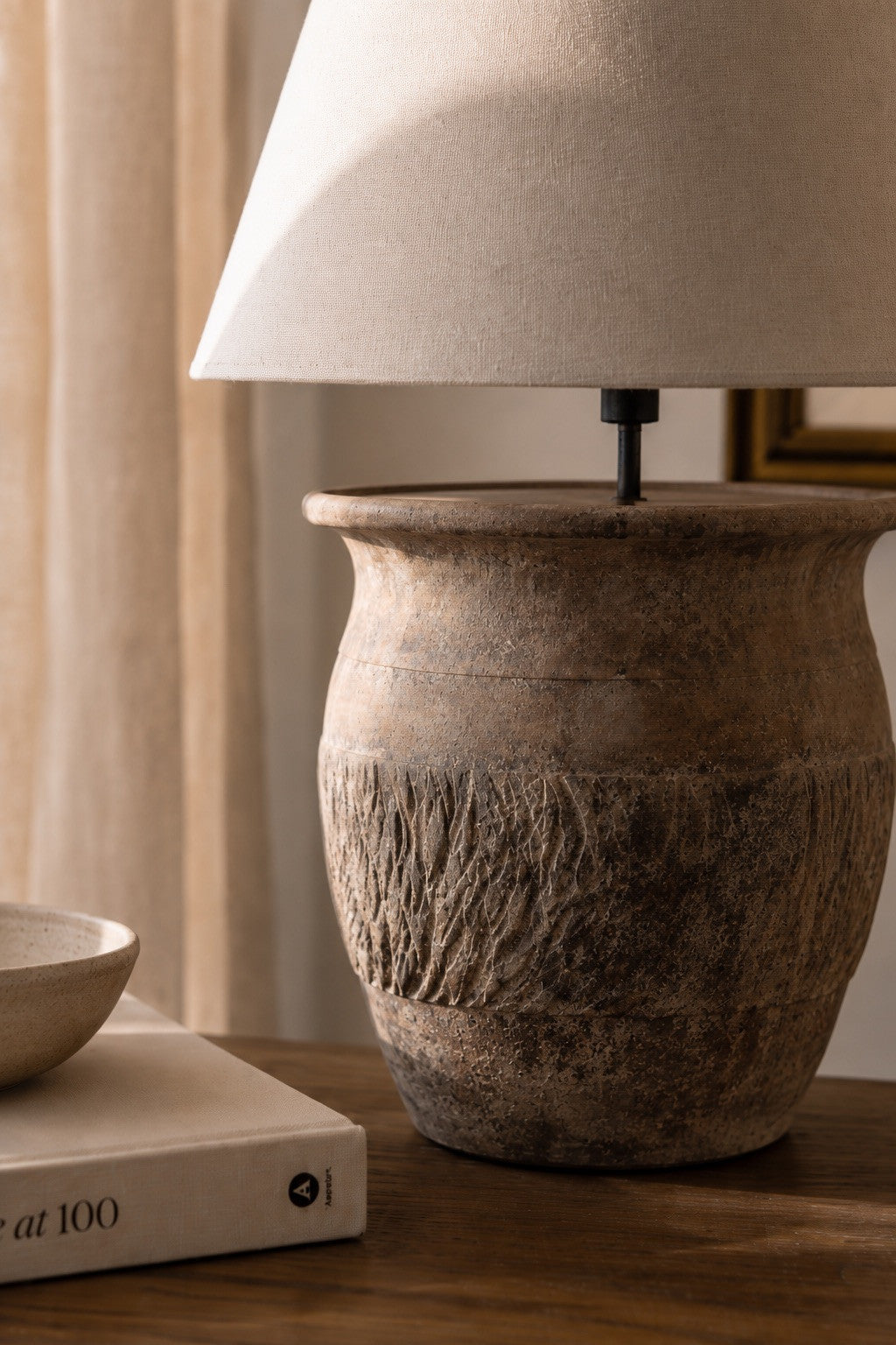 Lampe en terre cuite diffusant une lumière chaleureuse dans un intérieur