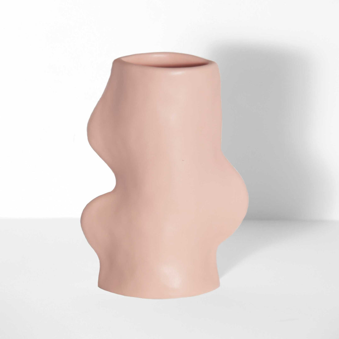 Vase Fluxo rose en céramique présenté dans une décoration contemporaine